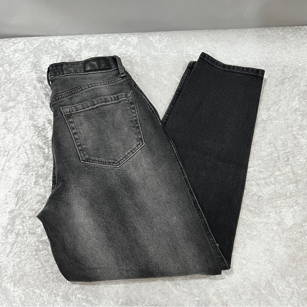 Hollister Curvy High-Rise Mom Jean Faded Two Tone Black Wash Size 3R (W26-L27)
